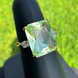 Vintage Jewelry 10k solid yellow gold jade stone 7.00CTW ring size 6.50