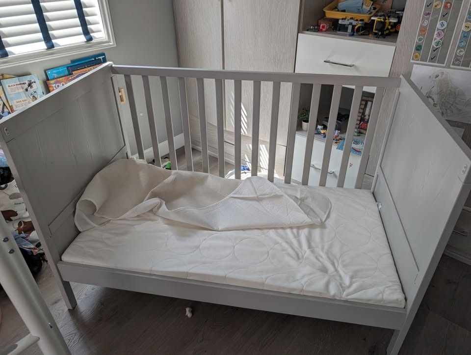 IKEA SUNVIK 3 in 1 Baby Crib