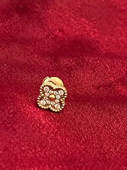 Single piece motif ear-stud AU 750