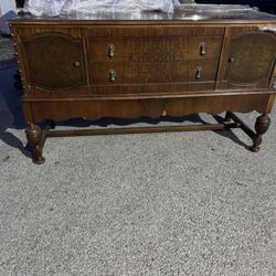 📣 Antique Solid Wood Buffet – Great Condition! Beautiful vintage piece perfect for dining rooms or as a decorative statement!