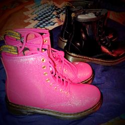 girls doc martens never worn 2 pair for 90$ there 90 a pair in store so getting one pair free