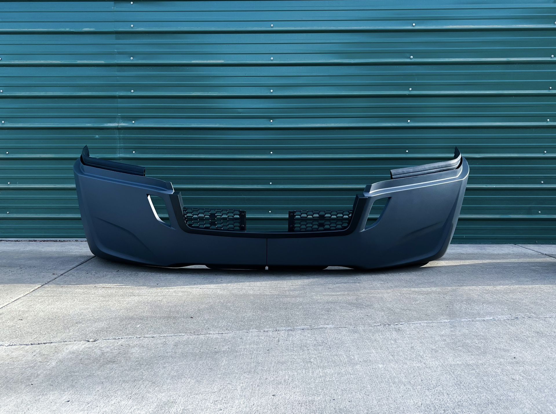 Freightliner Cascadia Bumper With Out Fog Lights
