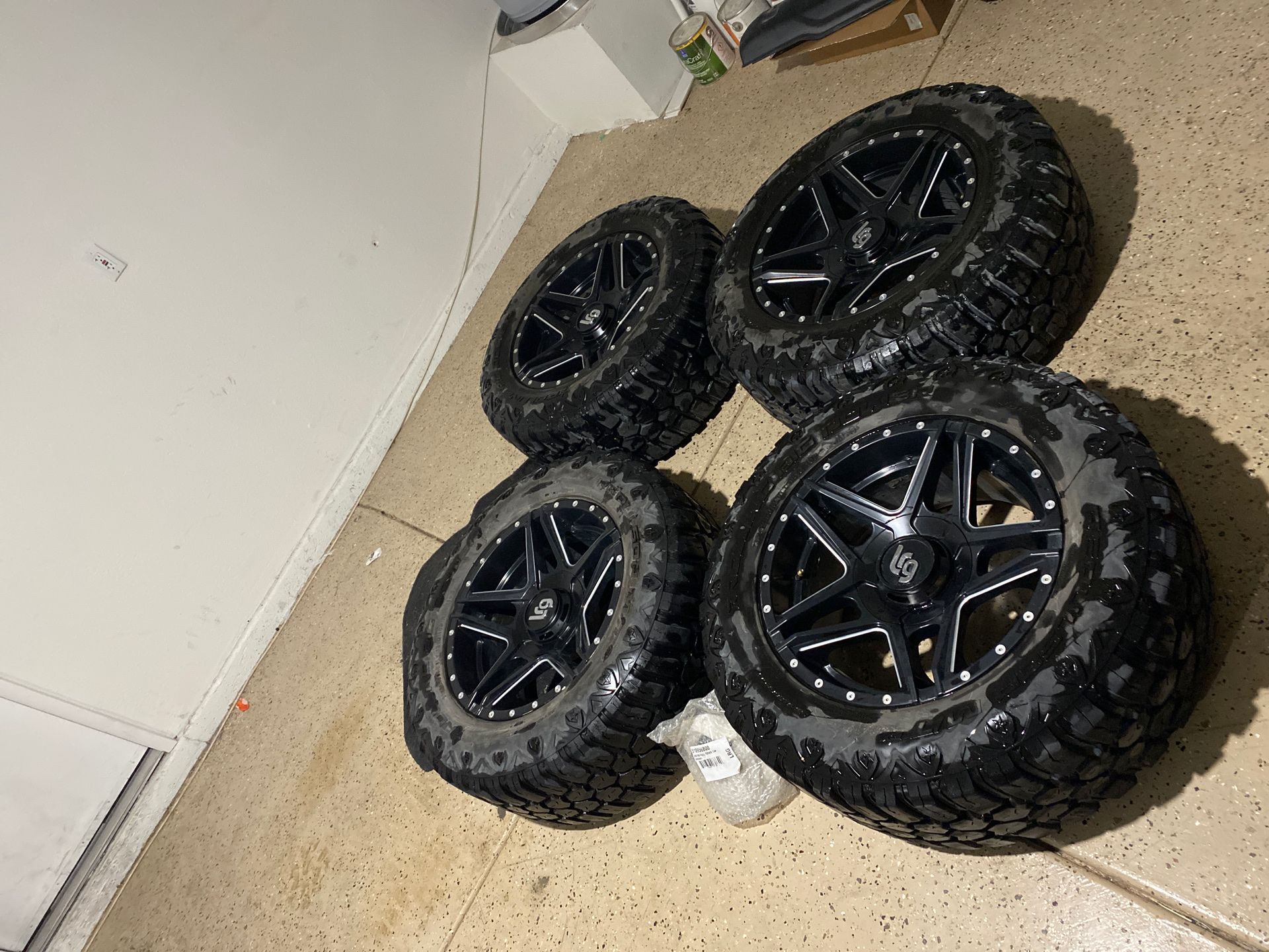 Jeep gladiator/jeep wrangler Jl /jk 5 lug unviersal LRG 20in wheels on 35’s