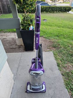 Shark Lift-Away Deluxe Navigator Vacuum