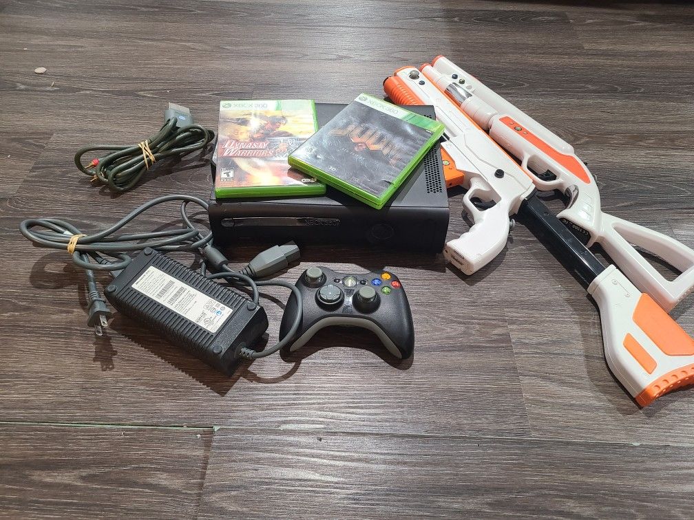Xbox 360/ 2 games/ 1 Controller/Accessories