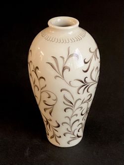 Franklin Mint MINIATURE VASE Cream Porcelain Japan Catiwiki 1980 FP Vintage