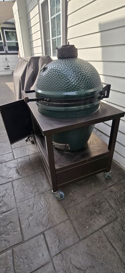 Big green egg large with metal stand and accessories