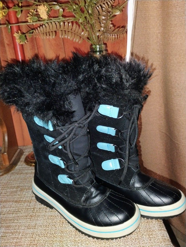FIRM IN MERCED‼️GIRLS SNOW BOOTS SIZE 2