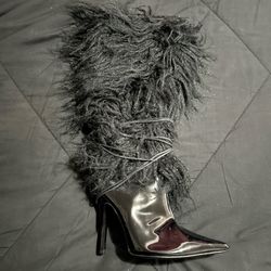 New with box Fashion Nova Move Aside Heeled Boot in black patent leather with a faux fur shaft size 6-excuse damaged box