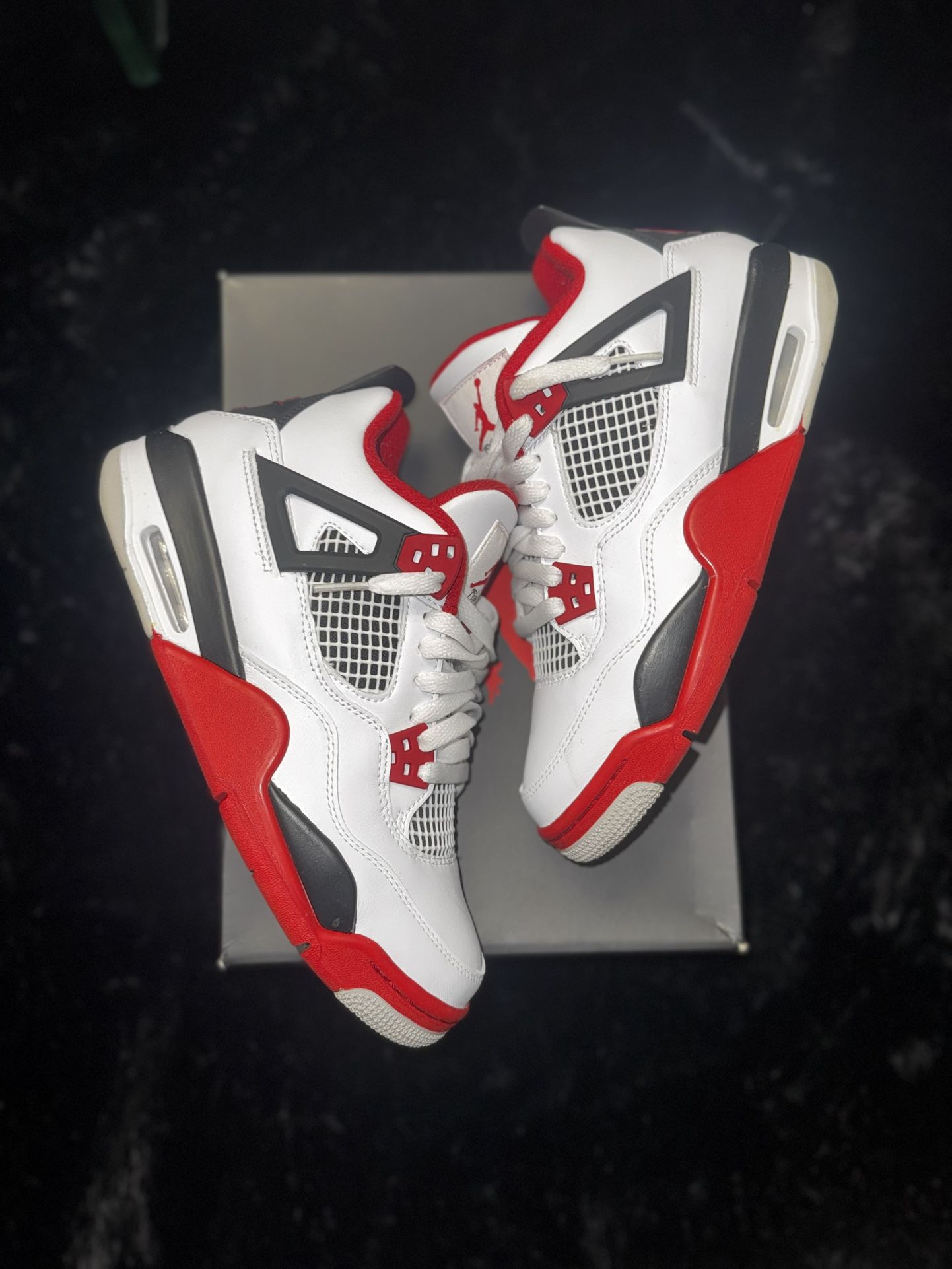 Jordan 4 Fire Red Size 7 Youth / 8.5 Women