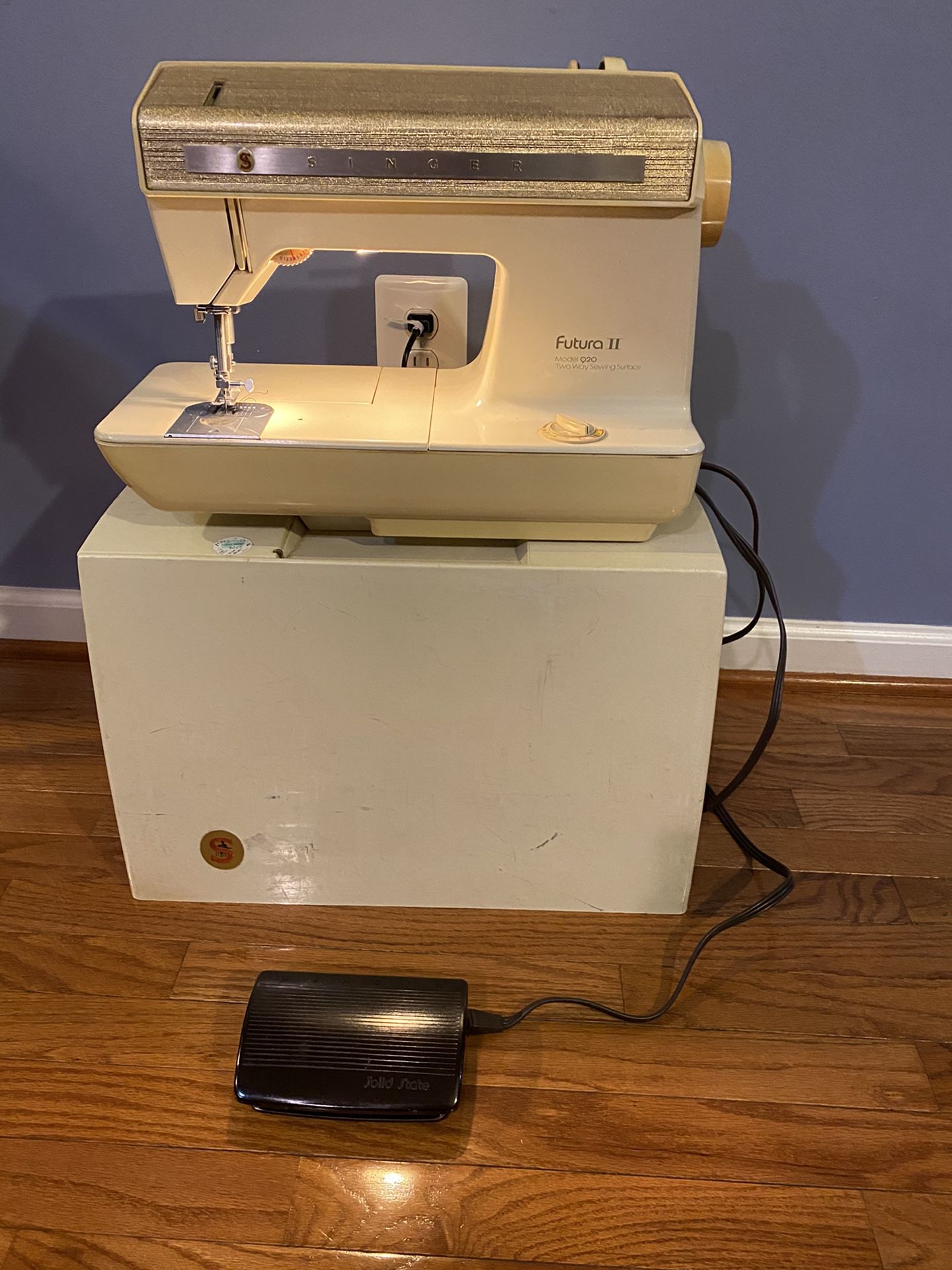Sewing machine(Singer Futura 11, model 920 collectible sewing machine in flawlessly condition)