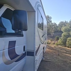 Jamboree Rv Ford   2001 White  22ft.