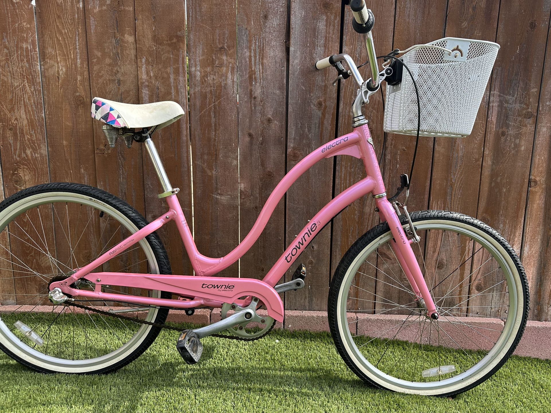 Electra Townie 3 speed 26 inch women’s Commuter/Beach Cruiser. Beautiful Pink color with Electra Removable Basket. 3 speed internal hub by Shimano.