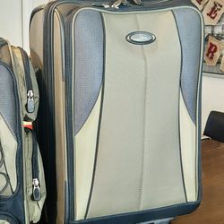 SKYWAY 22” Rolling Carry On Suitcase with extractable handle and multiple pockets