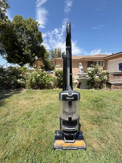 SHARK VACUUM LIFT AWAY $80 WORKS GREAT FREE DELIVERY