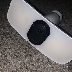 Arlo Pro 3 Floodlight Indoor/Outdoor Security Camera 2K Wire-Free w/ Siren Alarm