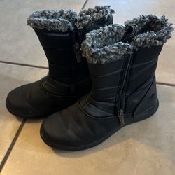 Snow Boots - Size 6 women’s 