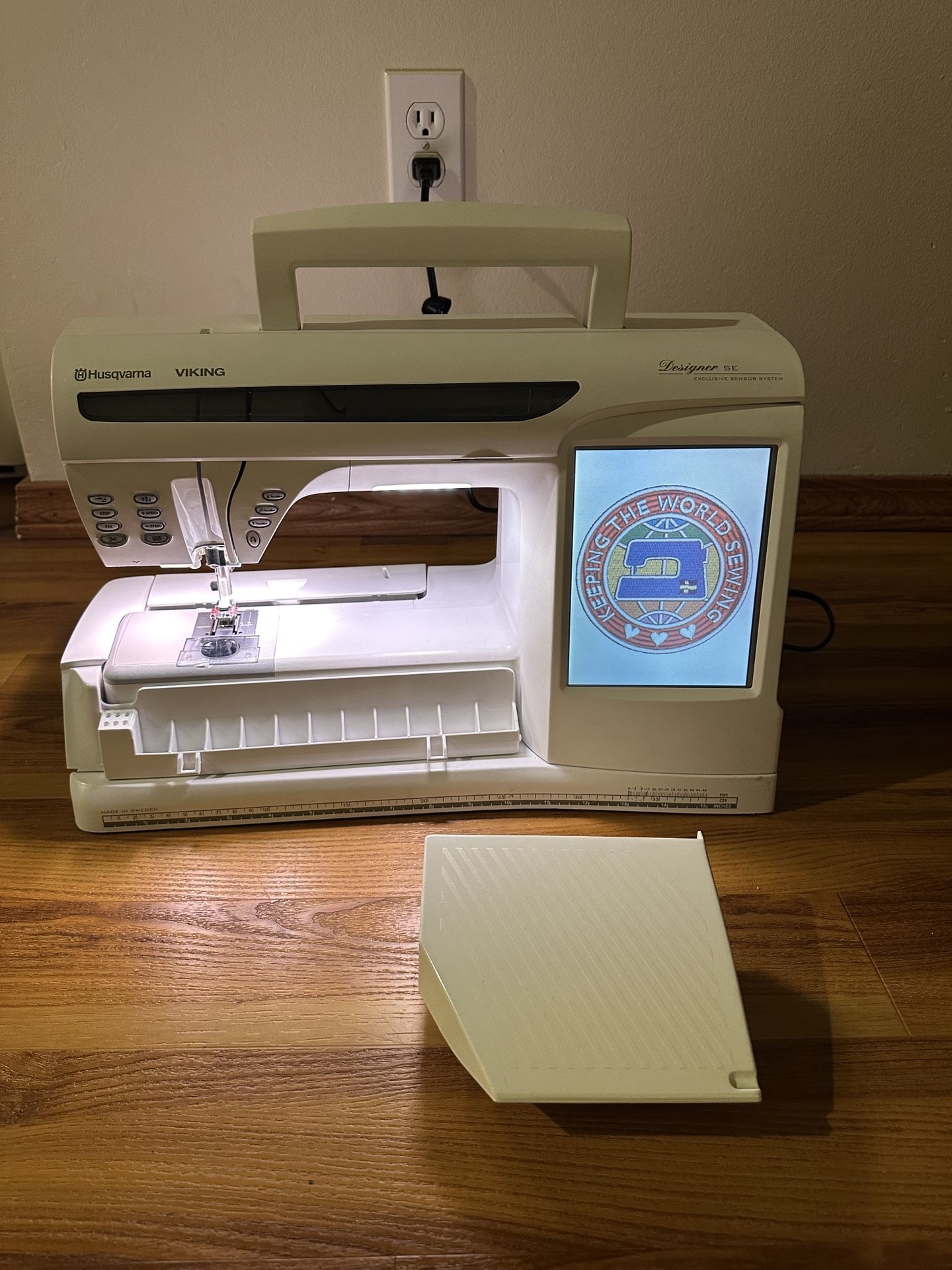 Husqvarna Viking Designer SE Embroidery Sewing Machine 