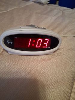 Small travel alarm clock battery or plug