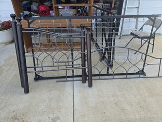 Twin size day bed, metal frame, with trundle bed frame. SEE DECRIPTION