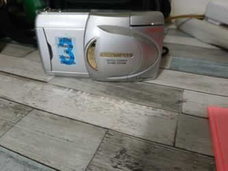 Olympus optical digital camera model number d-460 Zoom w/ memory card, charger, transfer cord and case