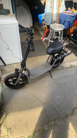 E-scooter with seat