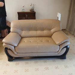Premium Leather Loveseat In Exvelent Condition