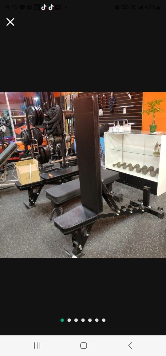 HEAVY DUTY COMMERCIAL GRADE 1000 LBS CAPACITY ADJUSTABLE BENCH THAT CAN INCLINE, FLAT AND MILITARY PRESS WITH WHEELS ( BRAND NEW IN THE BOX  )