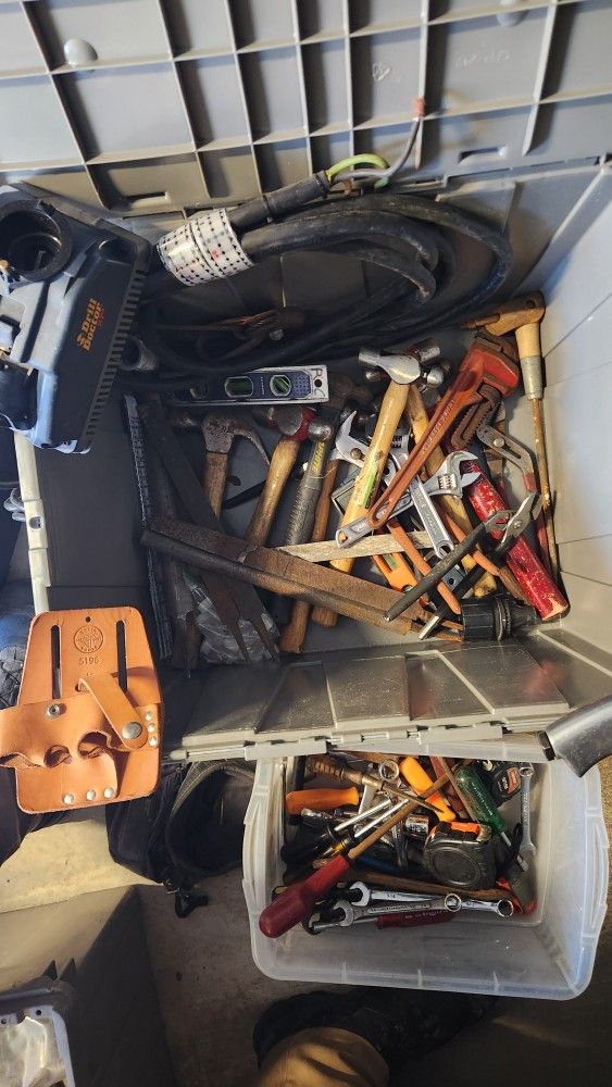 Online Yard sale Tools shoes camelback