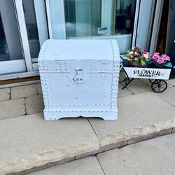 SMALL DISTRESSED STORAGE TRUNK 