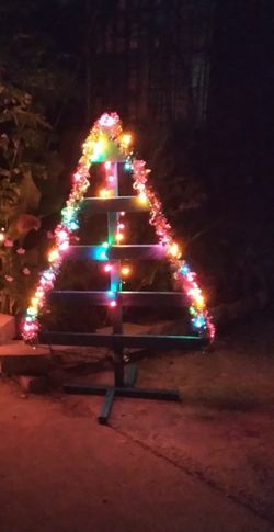 Pino de madera con luces $50