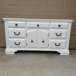 Dresser White 7-Drawers 