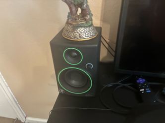 Led 32 inch Samsung tv and studio speakers