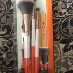 LUXIE X PAUTIPS POR LA NOCHE BRUSH SET.