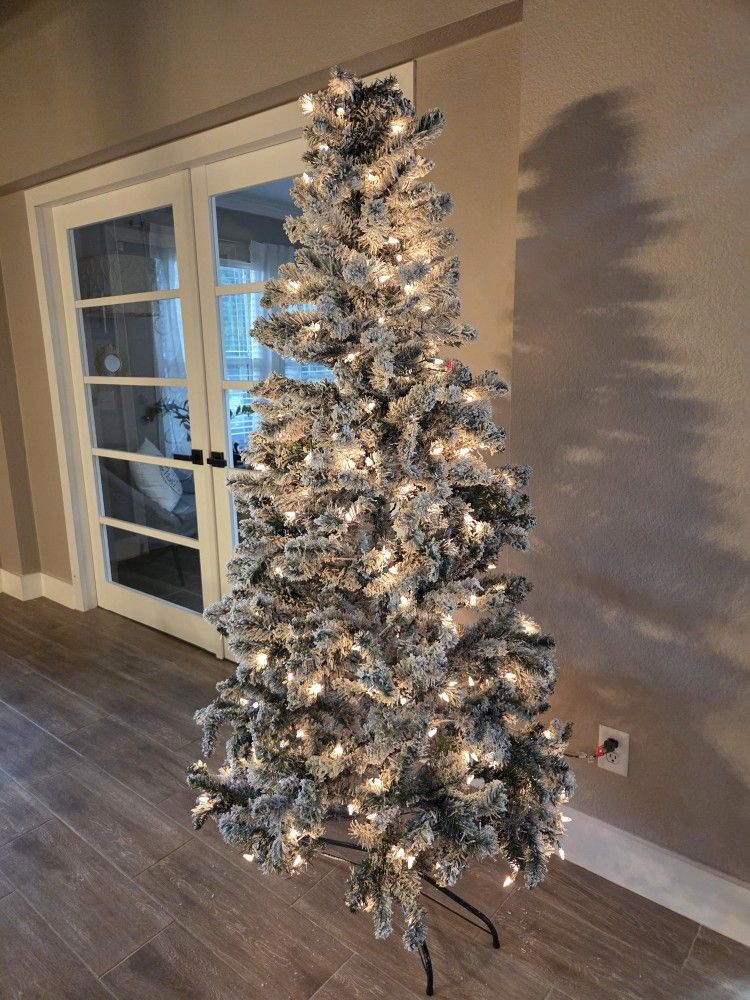 Six foot - pre-lit / flocked Christmas tree with storage bag
