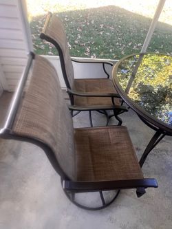 Patio Furniture / Table & 4 Swivel Chairs