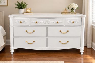 Young American  7 drawers dresser with Golden handles in excellent condition