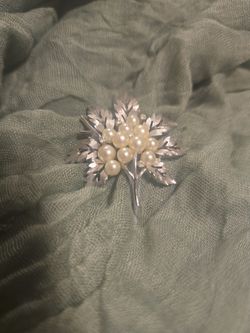 SUSAN CAPLAN CROWN TRIFARI 1960s Silver-plated Brooch Pearl Swarovski Crystals