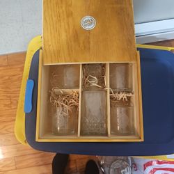 DAVE & BUSTERS DECANTER & 4 GLASSES