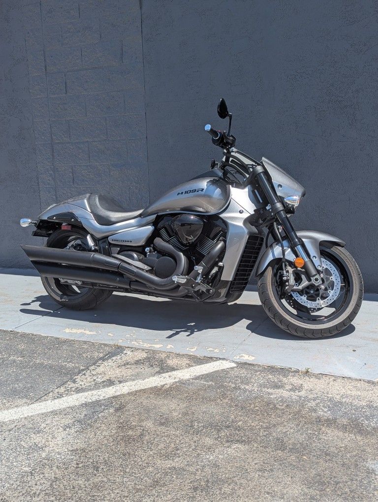 2020 Suzuki M109r
