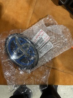 2021-2024 Genuine!! Toyota Sienna Front Grille Emblem Logo Radar Hybrid OEM