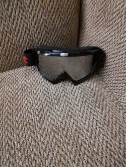 SPORT SKI/MOTORCYCLE GOGGLES.  MIRROR  LENS.  ADJUSTABLE  STRAP.  NEW.  PICKUP ONLY.