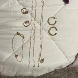 Cadenas Y Candingas Y Una Pulsera Todo Es Joyería Fina 