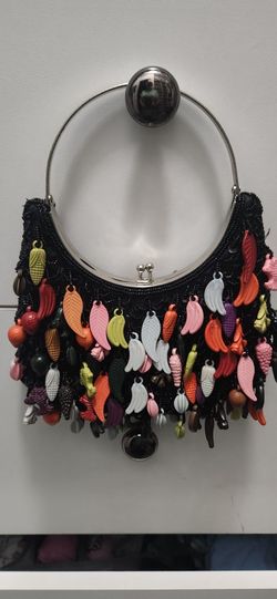 Cartera Negra De Mano Única Con Detalles En Frutas Coloridas .