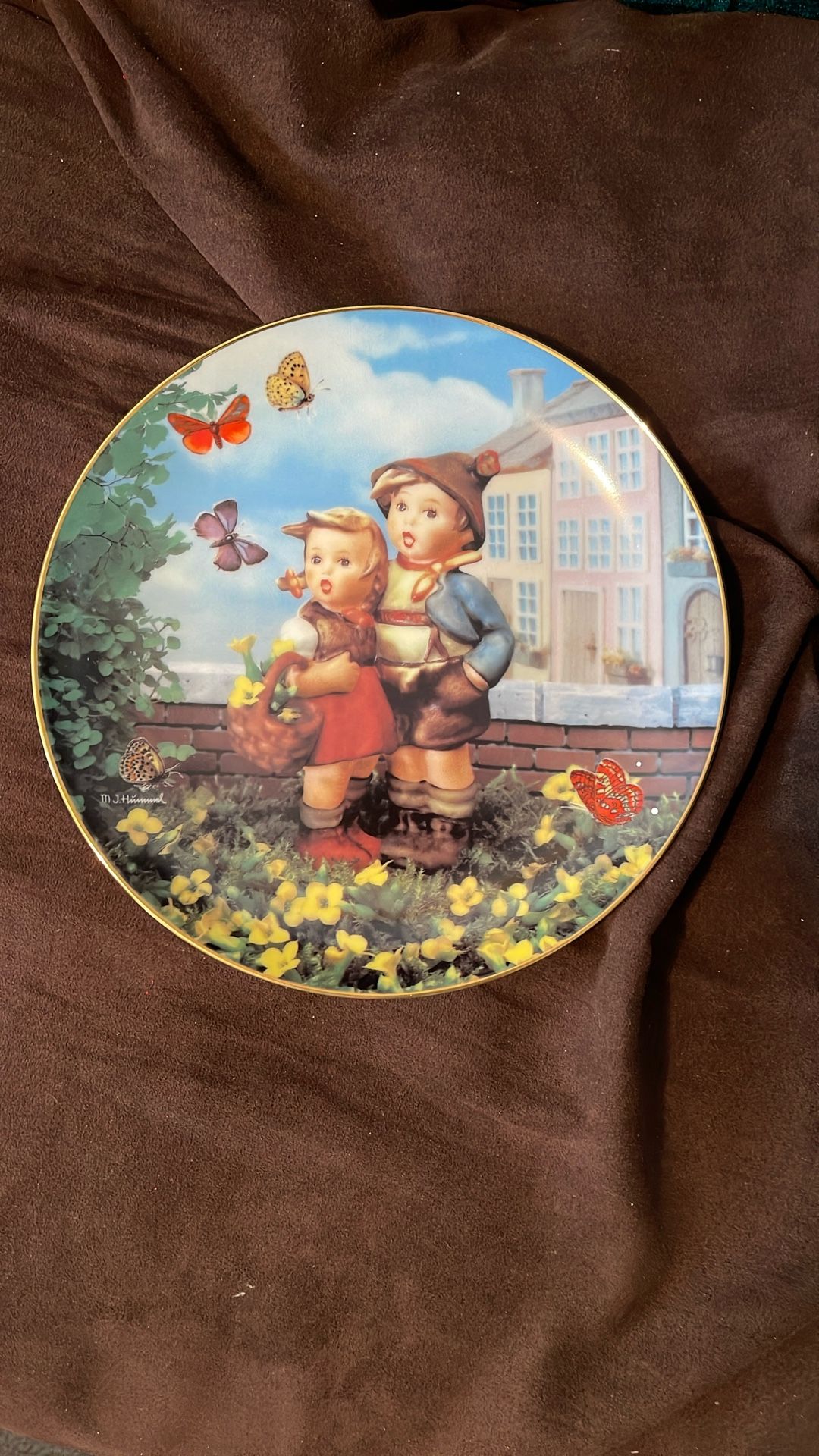 M J Hummel/Dambury Mint 1990”Surprise”