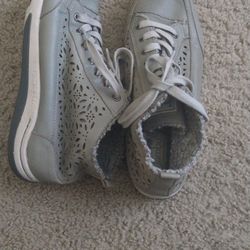 WOMEN'S SHOES IN GOOD CONDITION