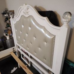White Victorian Bed Frame  /  UNA BASE BLANCA FULL 
