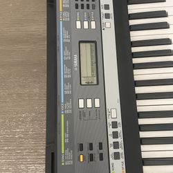 Electric Yamaha Keyboard 