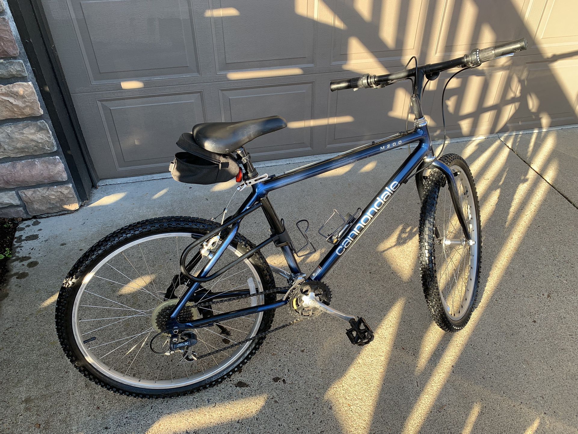 MAKE AN OFFER The Hub Needs To Be Freed Up. We Had Tune Up Done Not Long Ago. Cannondale Mountain Bike Navy Blue