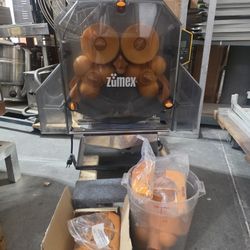 Zumex Masticating Automatic Feed Citrus Juicer - 1 1/2 gal Tank, Safety Detectors, 360W, 115v